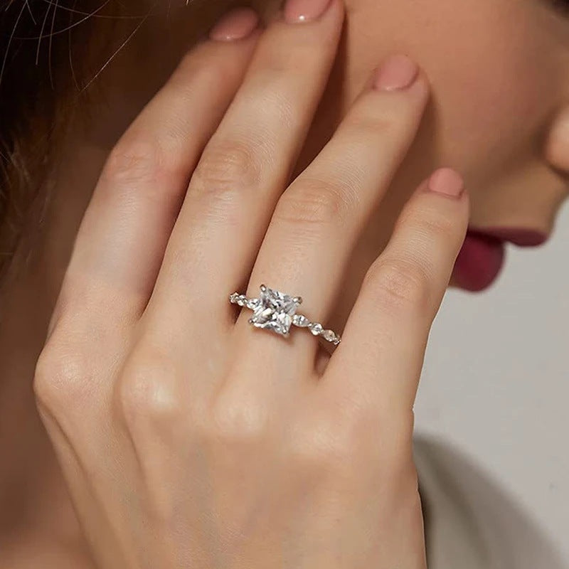 Sparkling square main stone ring