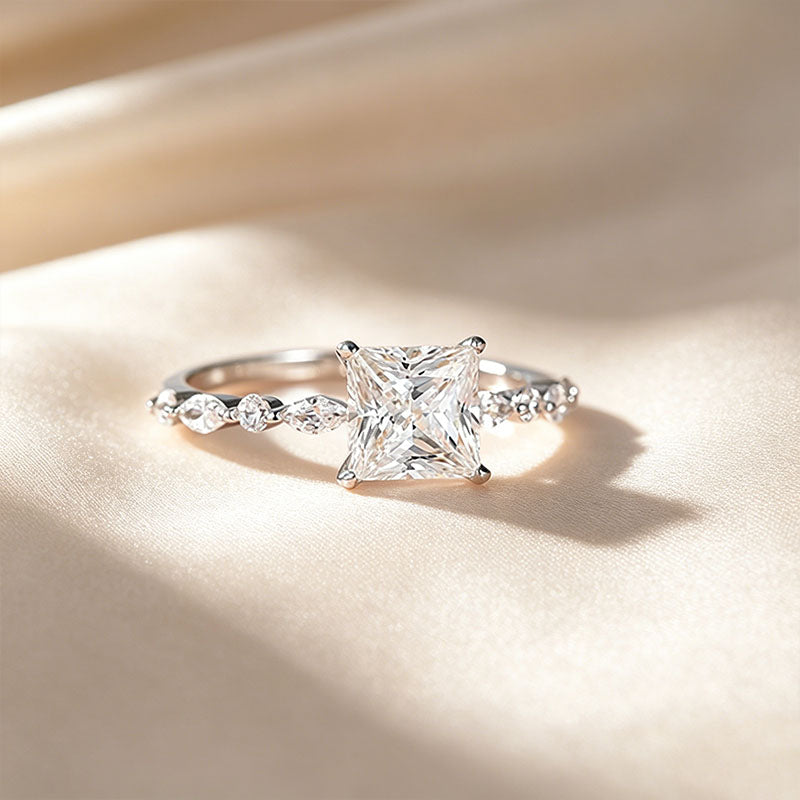Sparkling square main stone ring