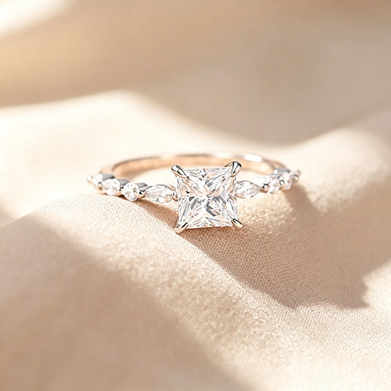 Sparkling square main stone ring