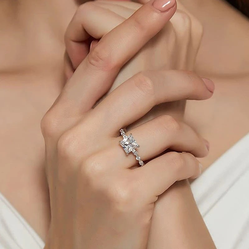 Sparkling square main stone ring