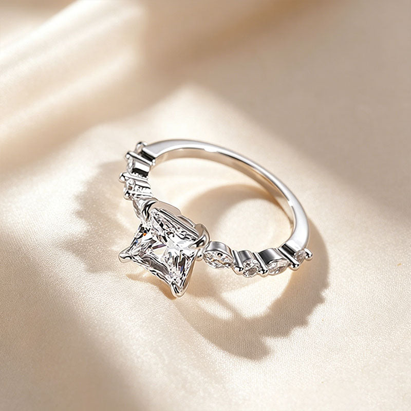 Sparkling square main stone ring