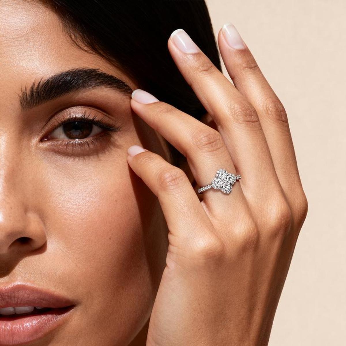 Minimalist Elegant Moissanite Four-Leaf Clover Ring