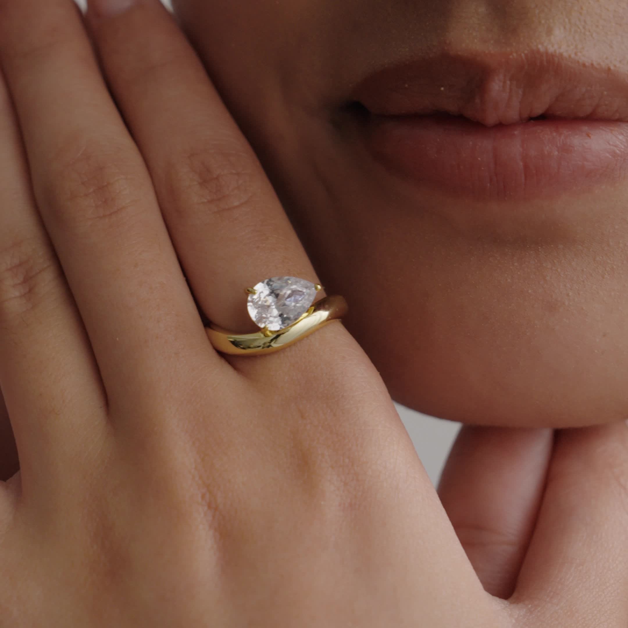 Pear Three-Prong Twist Band Ring