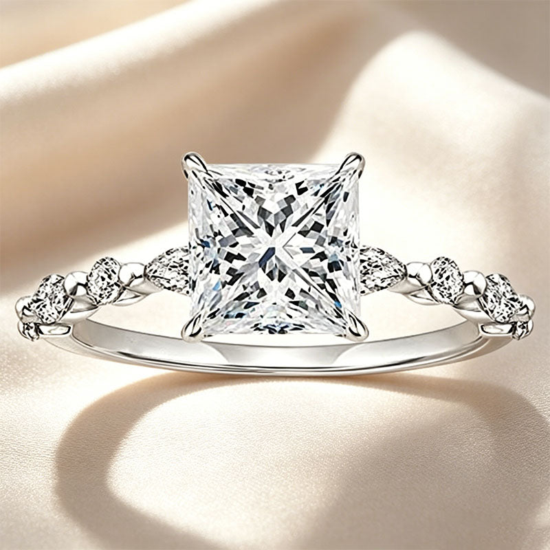 Sparkling square main stone ring